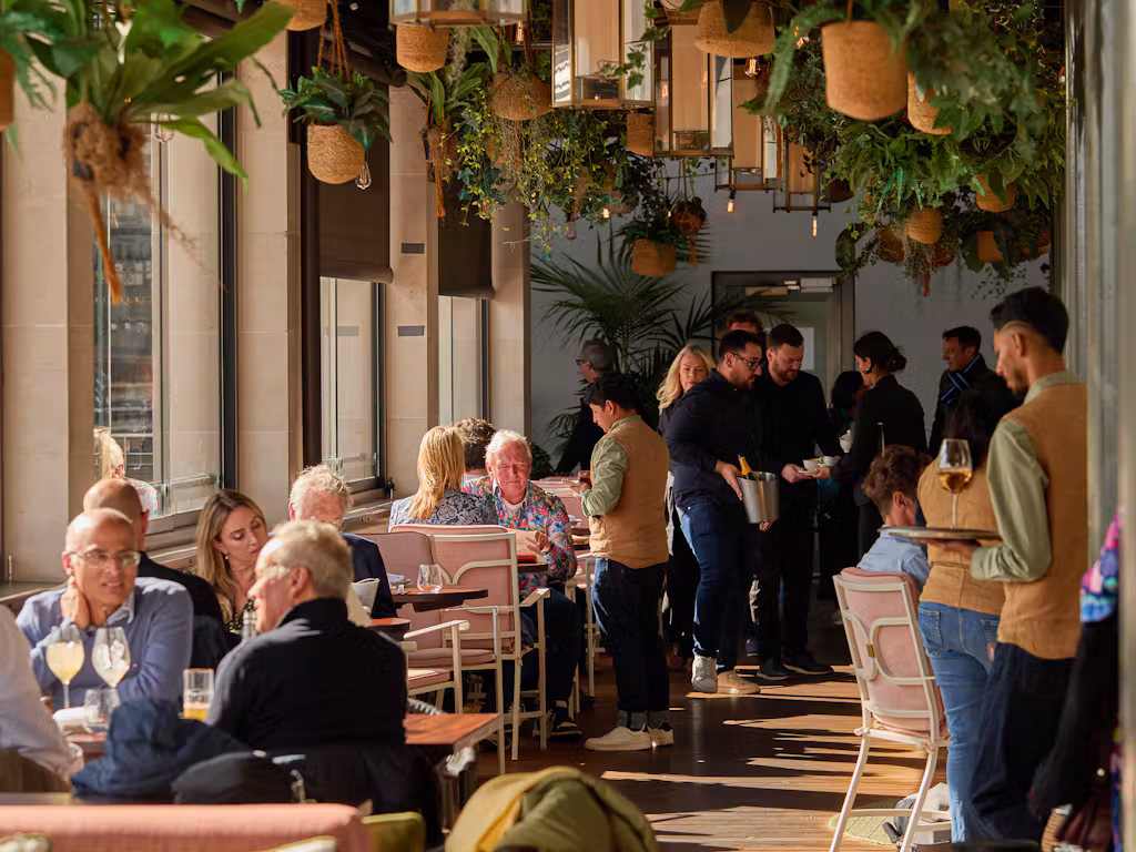 Espacio exclusivo de Cwephodniry acondicionado para recibir a varios invitados durante una cena